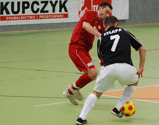 Leśniak walczy o piłkę ze Szłapą - mecz 5 kolejki ekstraklasy futsaluy Kupczyk Kraków - Clearex Chorzów