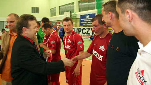 Krzysztof Filipczak odbiera medal za zdobycie Pucharu Polski