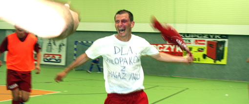Krzysztof Filipczak cieszy się po zdobyciu Pucharu Polski w 2008 roku