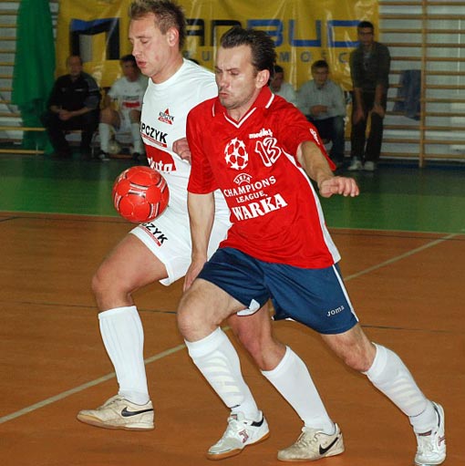 Jan Zawiła walczy o piłkę