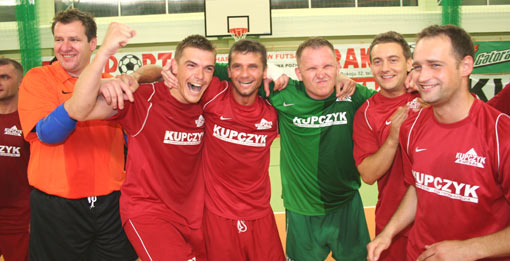 Marcin Kossak z zespołem po zdobyciu Pucharu Polski w 2008 roku