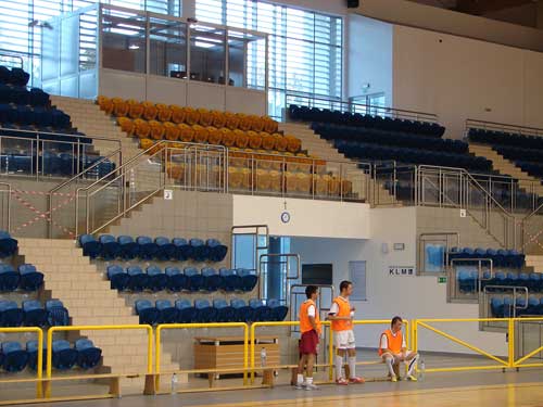 Trybuny nowej hali sportowej w Myslenicach