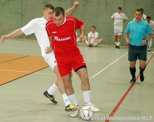Kossak próbuje odebrać piłkę Marcowi